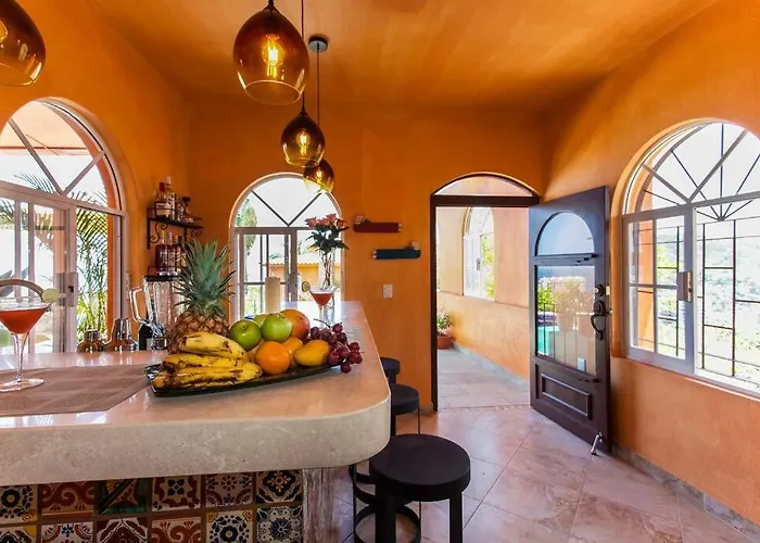 Casa Lorenzo Orange Sunsets, Lush Landscape, Intown, Privacy